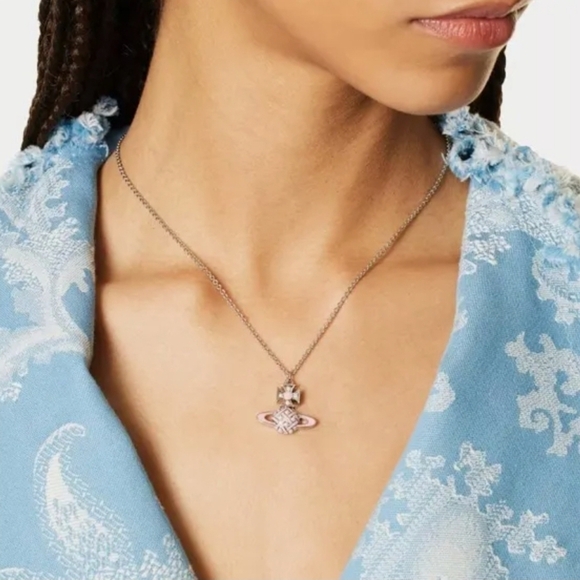 🔹️Vivienne Westwood🔹️ Cassie Bas Relief Silver with Orb Motif Pendant - Picture 1 of 4